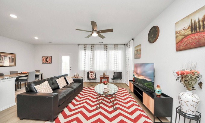Katy House | 3BR Corporate & Family Getaway Near Katy Mills