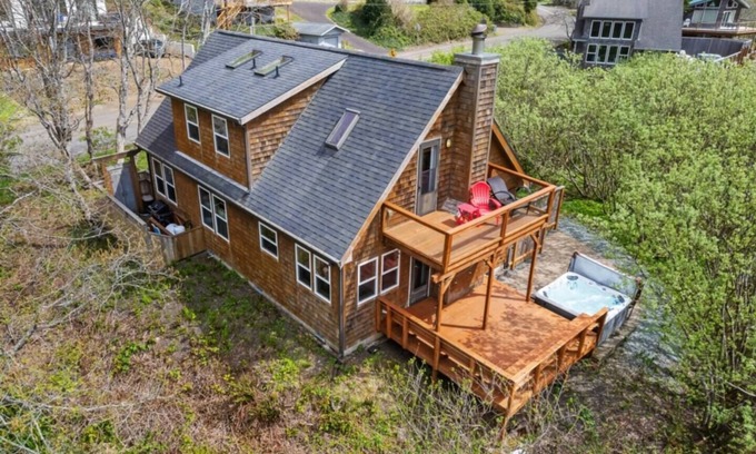 Neahkahnie Beach Cottage | 3BR Cottage w/Hot Tub, King Beds, Ocean Views | Walk to Beach Watch Birds & Whales