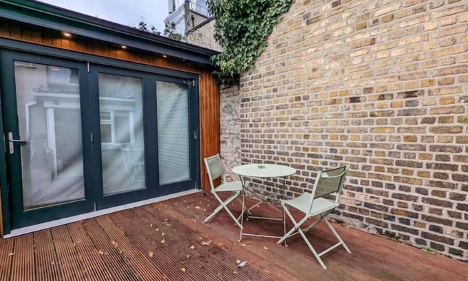 Ringsend House | 3BR Dublin 4 Gem: Walk to Docks, Beach & Tech HQsn