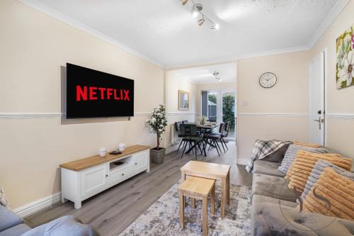 Tipton House | 3BR Family Home in Tipton - WiFi Netflix and Parking
