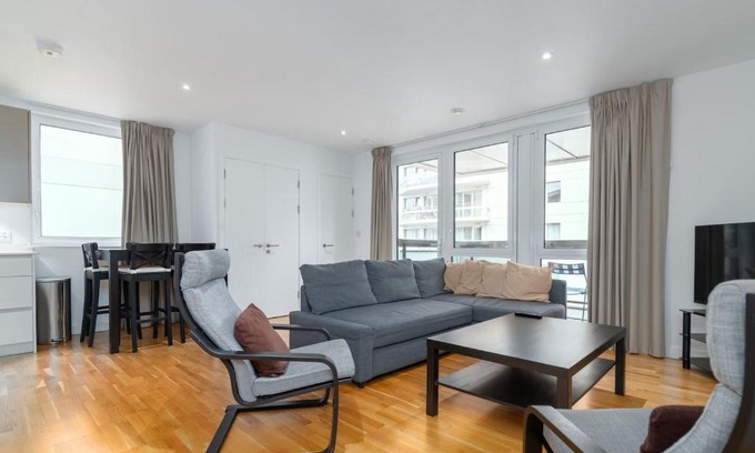Stratford Apartment | 3BR Flat in East Village w Balcony for 9 by GuestReady
