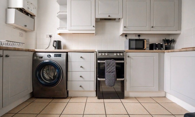 Ashton-under-Lyne House | 3BR Furnished w/Washer & WiFi