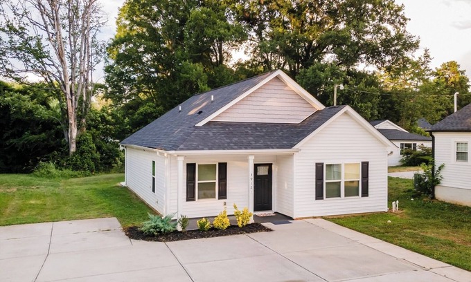 Paw Creek House | 3BR Getaway | Hot Tub, Games and Family Fun