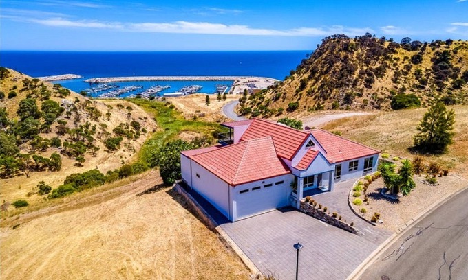 Wirrina Cove House | 3BR Hilltop Getaway – Games, Ocean Views, Wi-Fi, Parking, Sleeps 14, Pizza Oven & More
