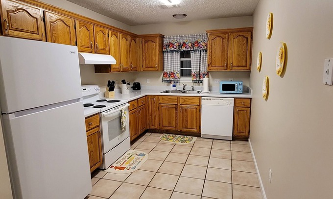 Jonesboro House | 3BR Home - Calm Neighborhood & 3 Miles to Hospital