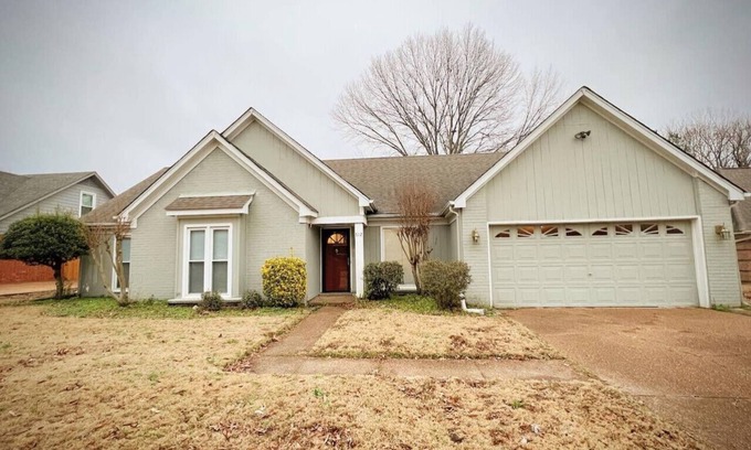 Cordova House | 3BR Home Cordova Hot Tub, Lake Access and Backyard