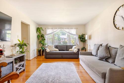 Idylwood Apartment | 3BR Home - Free Parking-WiFi Kitchen Laundry-Kids Friendly-Near DC & Downtown & Metro-Patio & Deck