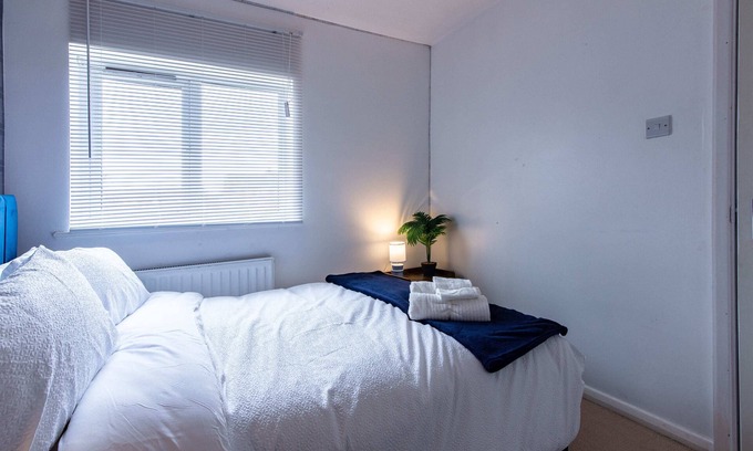 Bedford House | 3BR Home in Bedford Free Parking, Garden & Family-Friendly Stay
