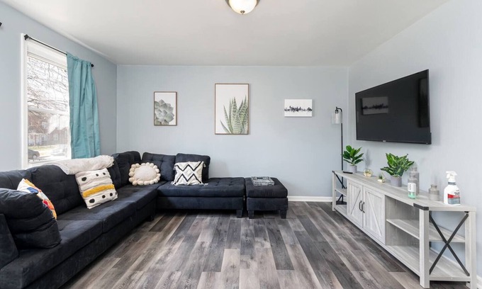 Dundalk House | 3BR home near Heritage Park