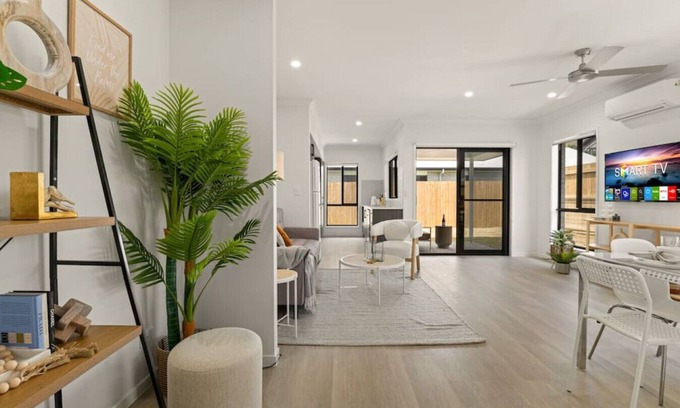 Browns Plains House | 3BR home w/cozy interior design