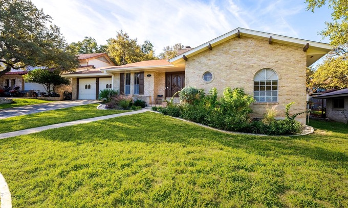 Vance Jackson House | 3BR Home w/private backyard & BBQ grill, sleeps 8