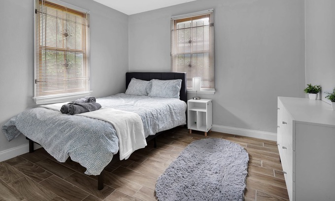 Urban Core House | 3BR House 5 min from Hospital (1516)