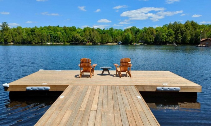 Magnetawan Cottage | 3BR Lakeside Retreat with Rustic Charm & Hot Tub