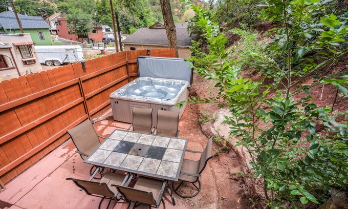 Manitou Springs Condo | 3BR Manitou Springs2min to Restaurants W/hot Tub!
