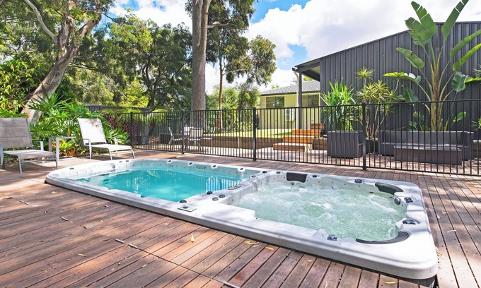 Tea Tree Gully House | 3BR Modbury Retreat with Pool, Spa, BBQ, and Projector Room – Perfect for Families and Groups