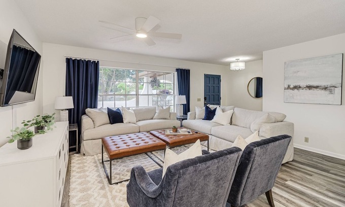 Cypress Gardens House | 3br Modern home w/hot tub>5min from LEGOLAND