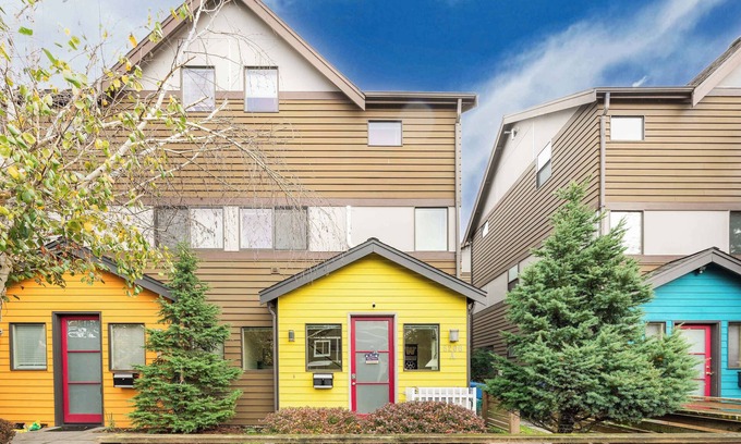 University District House | 3BR Modern Townhome w/Parking Near UW & Children’s Hospital