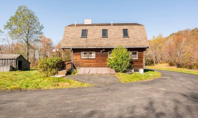 Parksville House | 3BR Mountain Retreat with Autumn Lake Viewsn