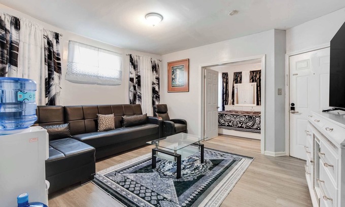 Ampere Apartment | 3BR Newark duplex near Downtown & Transit