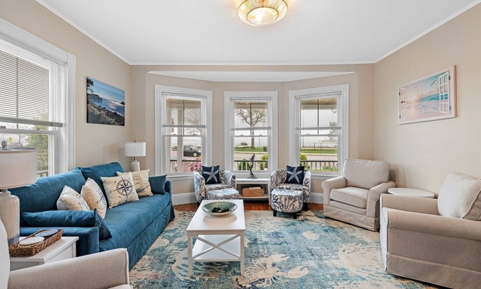Gloucester House | 3BR Oceanview Townhouse on Boulevard I Walk to downtown l Sleeps 8