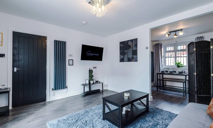 Salford House | 3BR Salford Home | Sleeps 7 | Kitchen + Parking