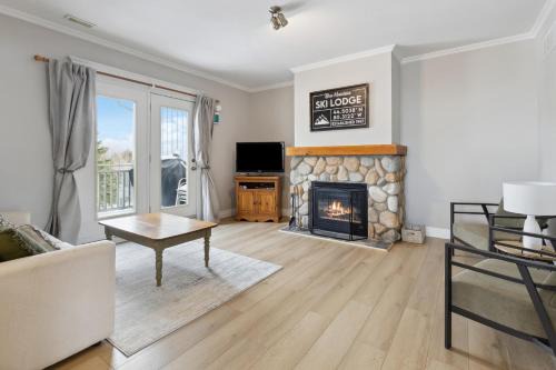 The Blue Mountains House | 3BR Snowbridge Chalet in Blue with Golf Course View