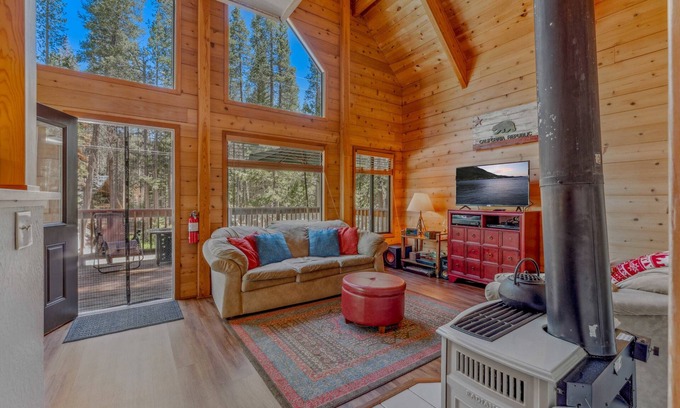 Pla-Vada Woodlands House | 3BR Soda Springs Ski & Lake Getaway