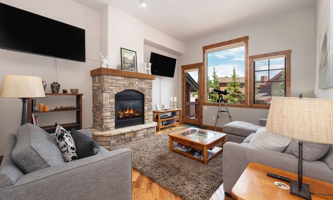 Bear Crossing House | 3BR townhouse w/hot tub & mountain views