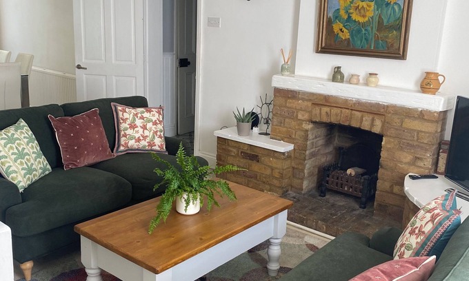 Colnbrook Cottage | 3BR Victorian Cottage with garden, close to Windsor and Heathrow