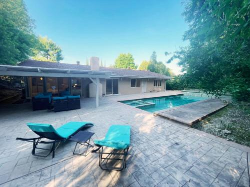 Hidden Hills House | 3BR Villa with Serene Poolside Views - CAL1 - HH