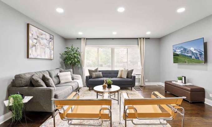 Bolingbrook House | 3BR w/Large Yard + Near Mall | LCP Collection