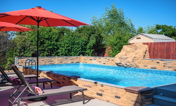 Lake Elsinore House | 3BR w/Pool |Jacuzzi |BBQ|Fire Pit |King Bed