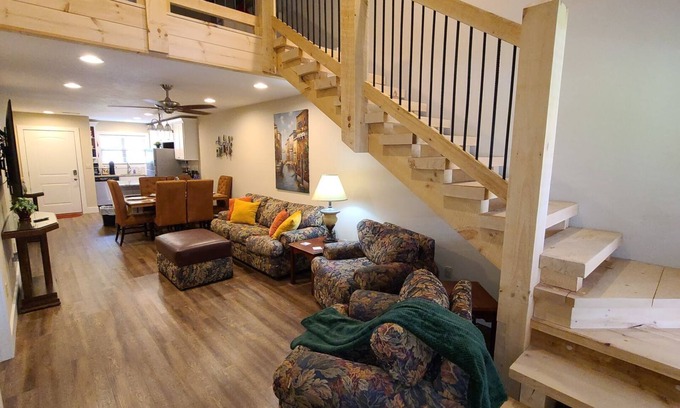 Branson House | 3BR WALK-IN w/Loft ~ Pets OK ~ Pool ~ FREE TICKETS INCLUDED! (Paradiso)