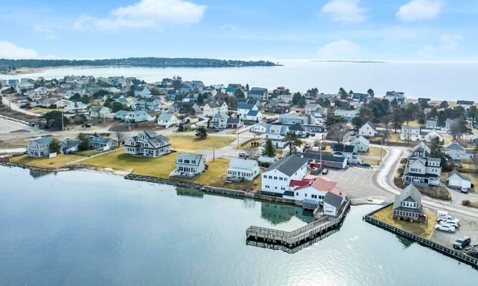 Scarborough House | 3BR Waterfront House | Private Beach & Patio