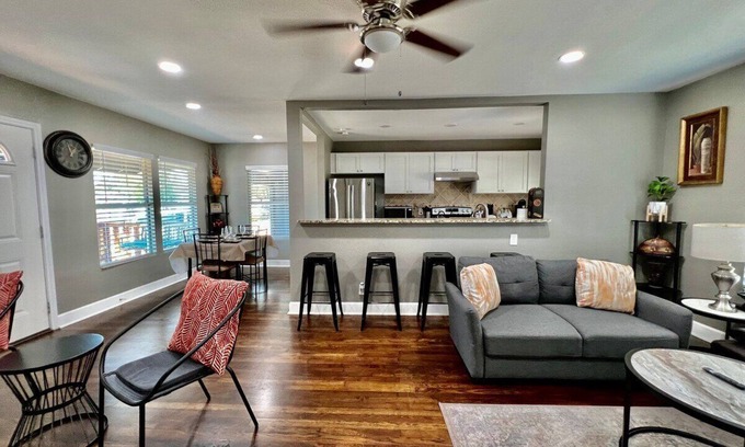 Jefferson House | 3BR Woodlawn Home Med Center Area Furnished Extended Stay Wi-Fi W/D SA