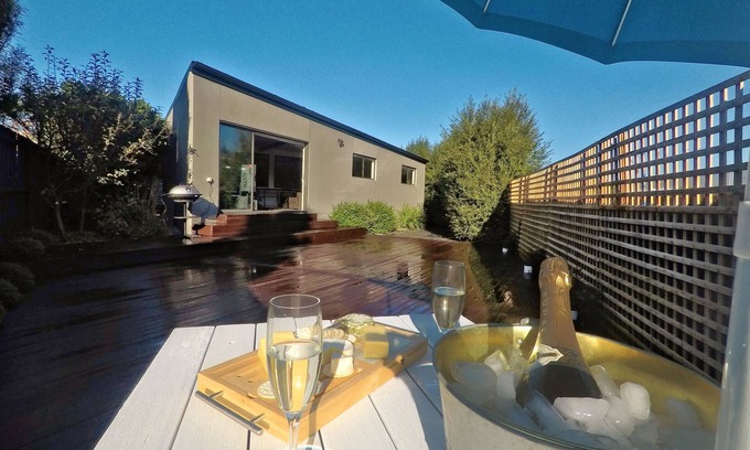 Glenorchy House | 3D Cinema, 8 Pinballs, video games, Sleeps 7 - 5mins to MONA