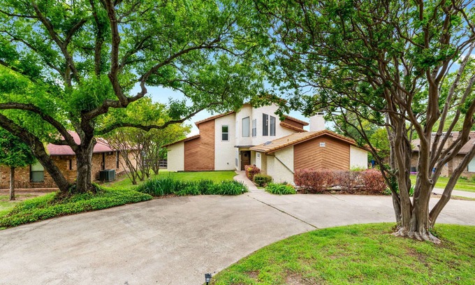 Grand Prairie House | 3Kingbeds/Fireplace/Deck/6 Flags/Airport