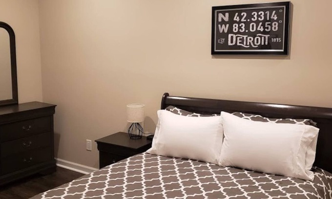 Plymouth House | ★3min To Kellogg Park★1BR★ Plymouth ★ ParkingW/D★