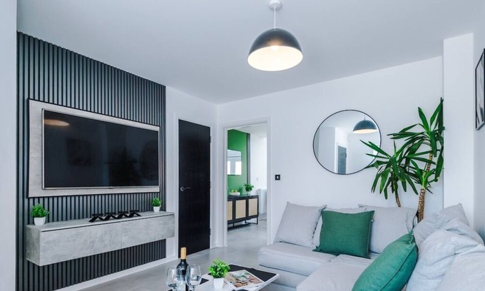 Garden City House | 3x Bedroom House (Sleeps 6) w. Parking