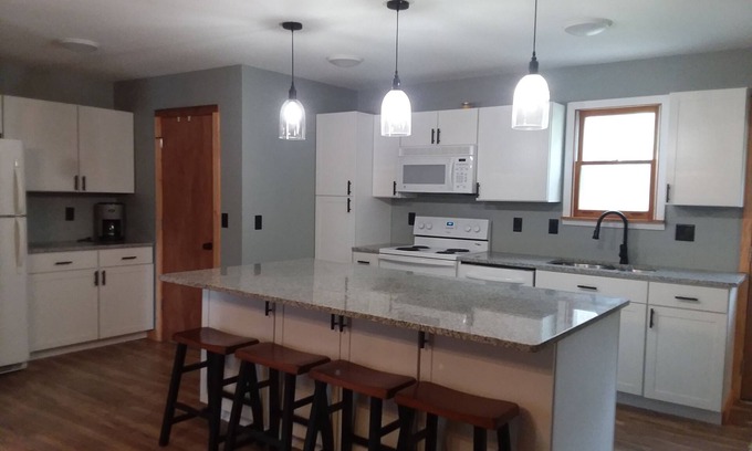 Hope Cottage | 4/2 House on Old Wixom Lake, Sleeps up to 11.