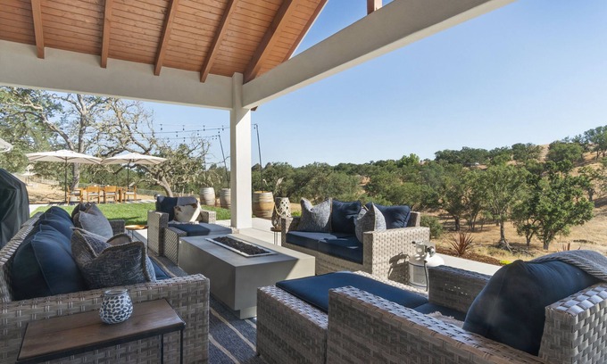 Atascadero House | 4.5 Acre Farmhouse in Wine Country w/Hot Tub