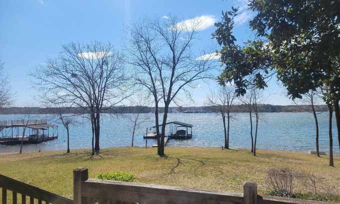 Hartwell House | 4-928L Hartwell Marina Vista - Pets welcome - WIFI - Level LAKEFRONT Lot