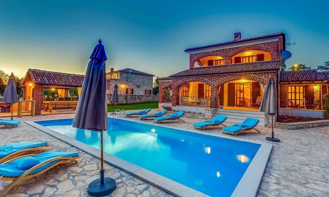 Visnjan Villa | 4 BD villa with pool and extra large garden