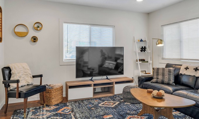 North Tabor House | 4 BDR Pet-Friendly Long Term Stays Welcome Fenced Yard