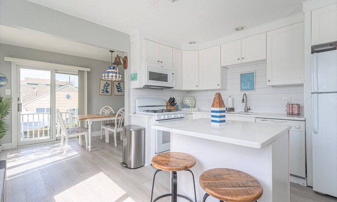 Brigantine Cottage | 4 bdrm , 2 bath beach house 1 1/2 blocks from beach!