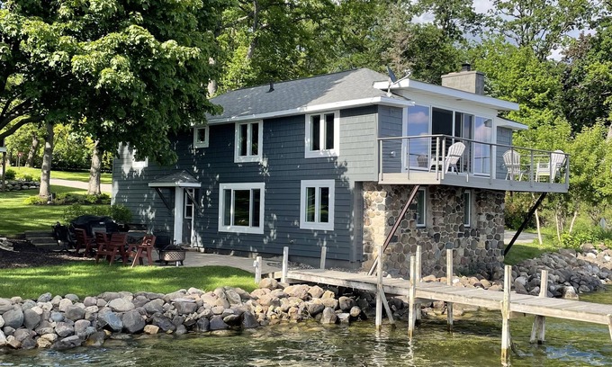 Green Lake House | 4 BDRM 2 Bath Boathouse on Green Lake/sleeps 11