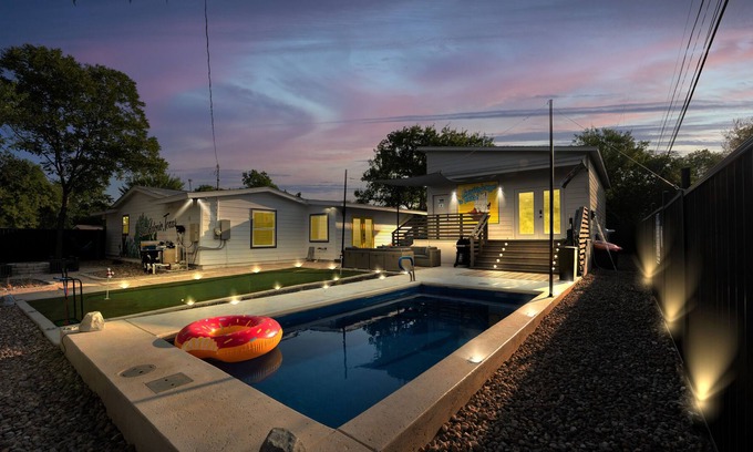 Shearer Hills - Ridgeview House | 4 Bdrm / 6 bath - Heated Pool, Mini Golf, Pool House, Theater, Games