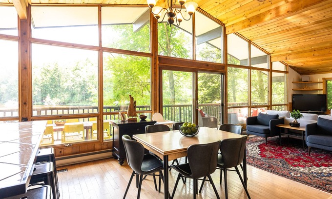 Eagle Lake Cottage | 4 Bdrm Lakefront Family Cottage near Sir Sam's