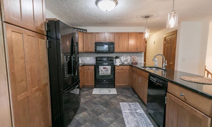 Bon Aqua Cottage | 4-bdrm southern Farmhouse, 30 mins from Franklin w/barn and acres of farmland!