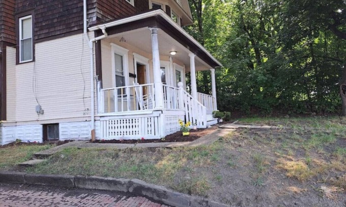 Akron House | 4 Bed 1.5 Bath Victorian Home in Central Akron